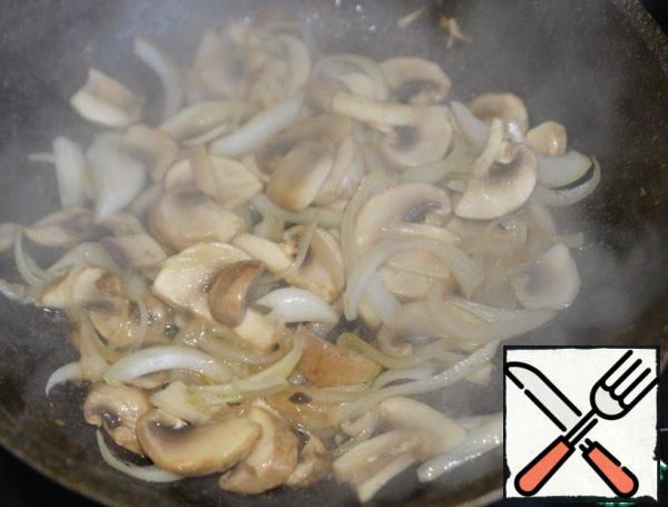 Add the remaining oil to the pan and fry the onion with the mushrooms.