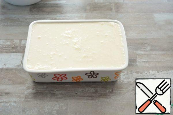 Pour the curd and cheese mixture over the cake

I have a form with a size of 21*14 cm, but you can safely take a larger form, because a small amount of cheese mass I did not enter it. The shape of 22*22 cm or 24*24 cm will be just right.