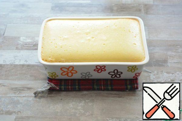 Place the mold in a pan of water and place it in a cold oven. Bake at 100-110 °C for about 1.5 hours. Determine readiness as follows: slightly shake the mold. The middle should spring elastically. Try not to raise the oven temperature, so that the cheese layer does not turn brown
