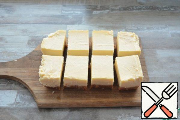 Chill the cheesecake overnight in the refrigerator, wrapped in cling film. Then, carefully run the knife along the sides and remove the cheesecake from the mold.

Cut into pieces with a hot, dry knife and smooth the edges.