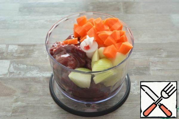 Place the raw chicken liver, onion and carrot in the bowl of a blender and grind to a homogeneous mass