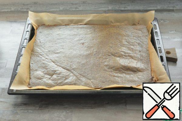 Cover a baking sheet 30*40 cm with parchment, pour out the liver mass and bake in the oven at 180 °C for about 15-20 minutes. Allow to cool completely