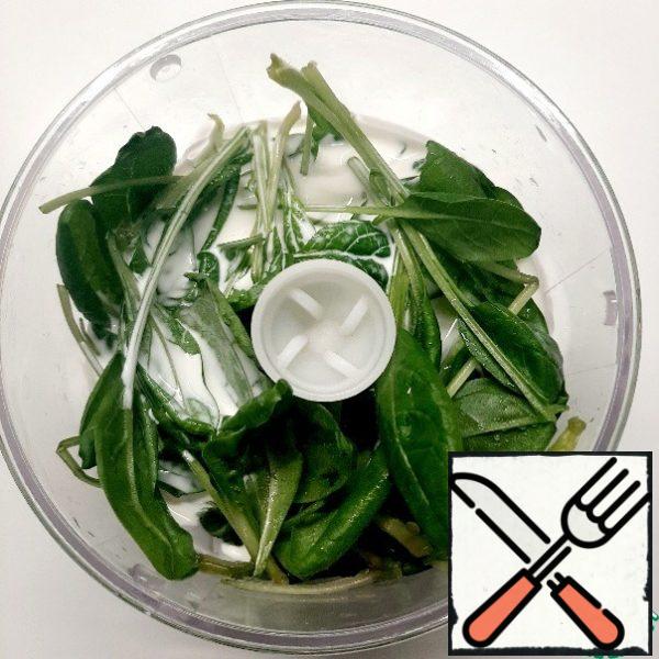 Washed and dried spinach pour cream and grind in a blender.