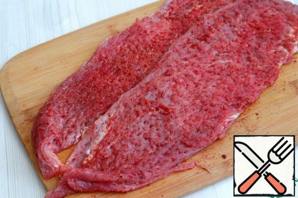 Rub the strips of tenderloin on both sides with the prepared spicy mixture.