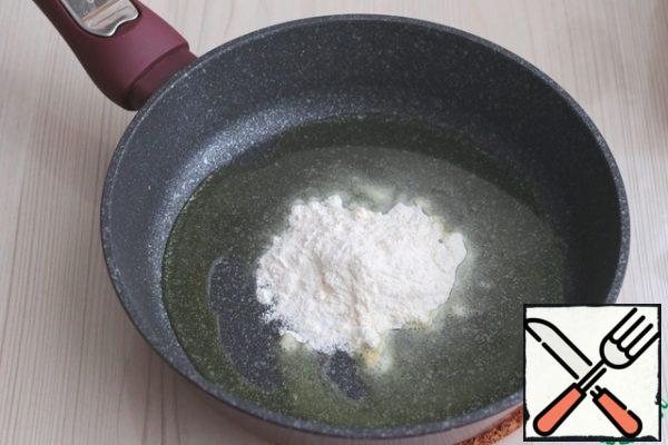 For the sauce:
Add the melted butter (2 tablespoons) to the pan, add 1 tablespoon of flour with a small pea. Saute the flour, stirring, until creamy.