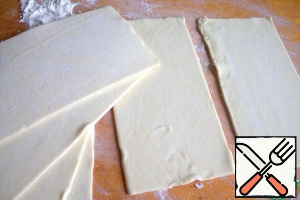 We have puff pastry sold in packs of 500 g here in such plates (size 10 cm by 20 cm) for 6 pcs.