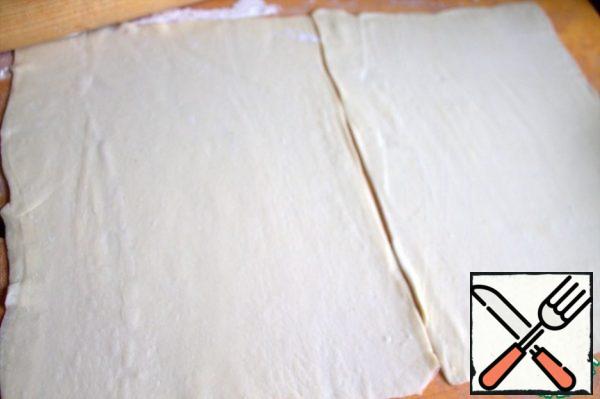 Take out a couple of plates, defrost for a few minutes. Roll out thinly, keeping the shape of a rectangle.