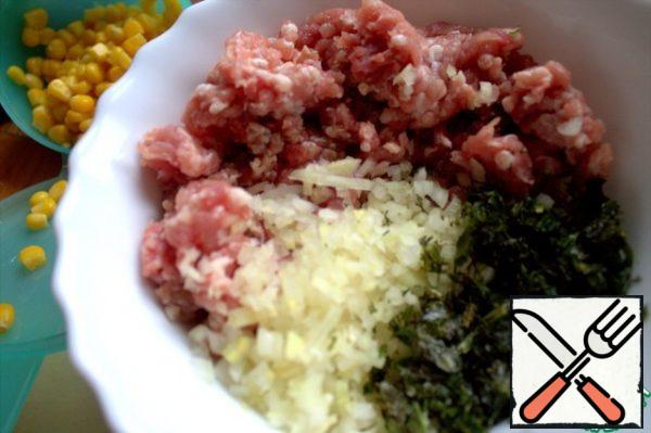 Add the onion and chopped herbs to the minced meat.