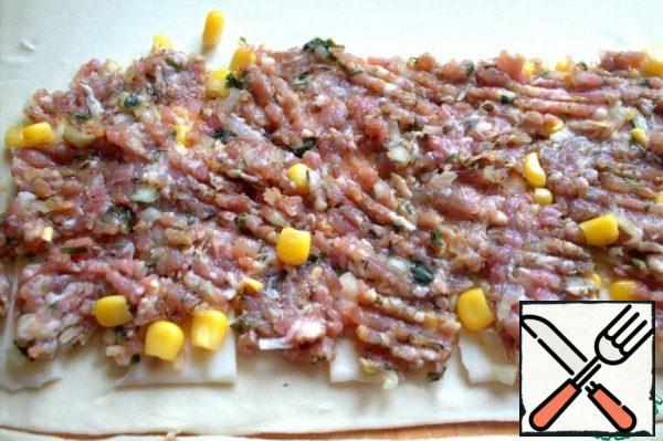 Spread the minced meat on the cheese with a fork.
