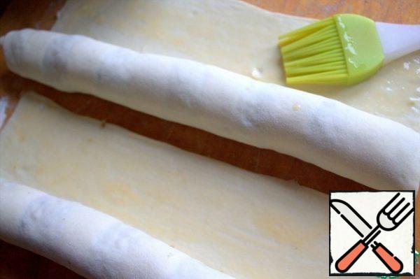 The edges are not filled with filling, lubricate with beaten egg.