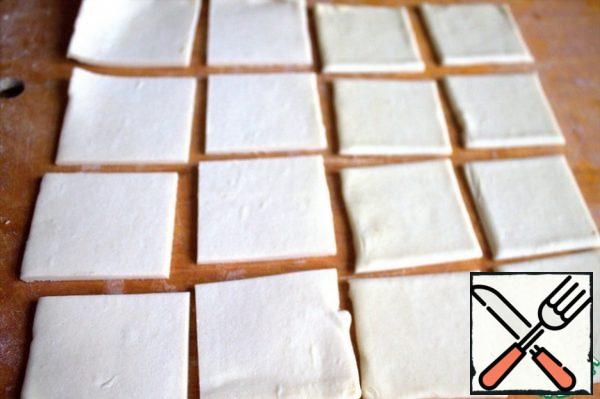 Cut the puff pastry into an even number of squares. I took 2 plates measuring 10 cm by 20 cm, did not roll out.