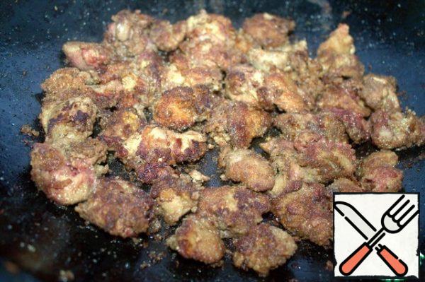 Roll the liver in breadcrumbs and fry in the dish where you will cook next.