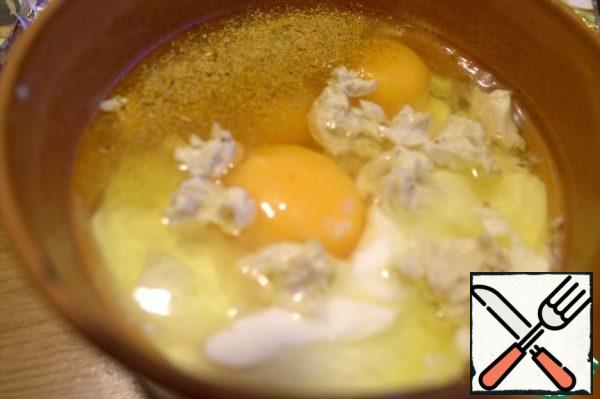 For filling, mix the eggs and sour cream. Mash the melted cheese. Add the cheese to the filling+seasonings.