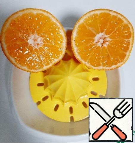 Squeeze the juice from the tangerines or take the ready-made juice from the store. We need 200-250 ml.