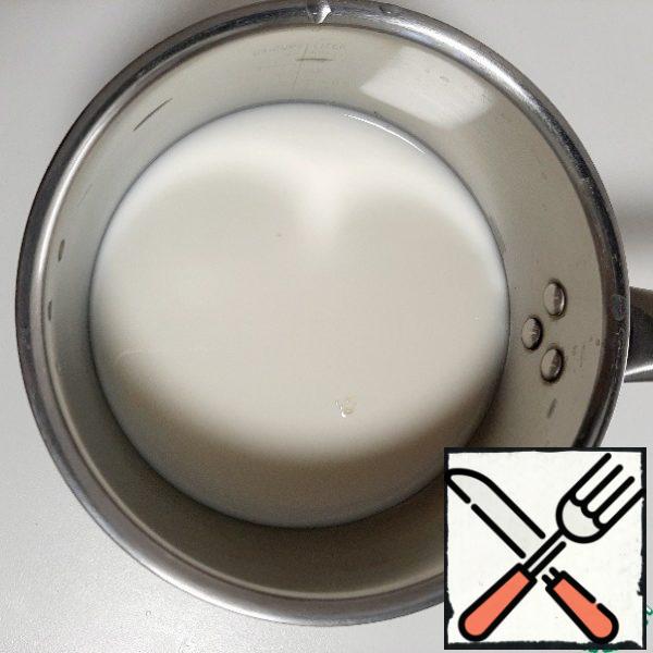 In 250 ml of milk, add half the sugar and vanilla sugar. Heat until very hot. Add the gelatin in the milk and stir thoroughly.
