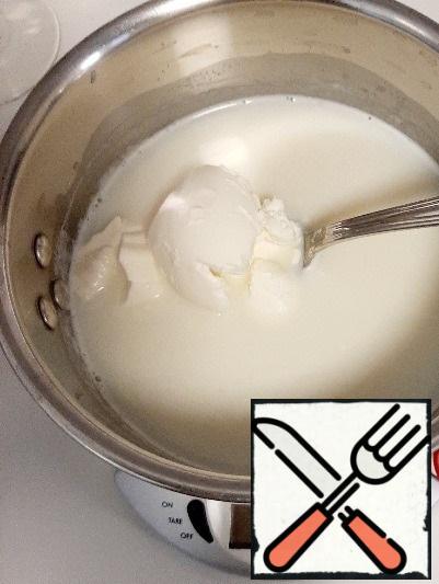 Add cottage cheese to the cooled milk. Stir with a whisk.