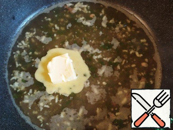 Once the chicken is ready, add the white wine to the same pan (caution, alcohol may ignite), chicken broth, garlic, and squeeze half a lemon. Leave for two minutes on high heat.
Then, add the remaining parsley and 2 tablespoons of butter. Stir until the butter melts.