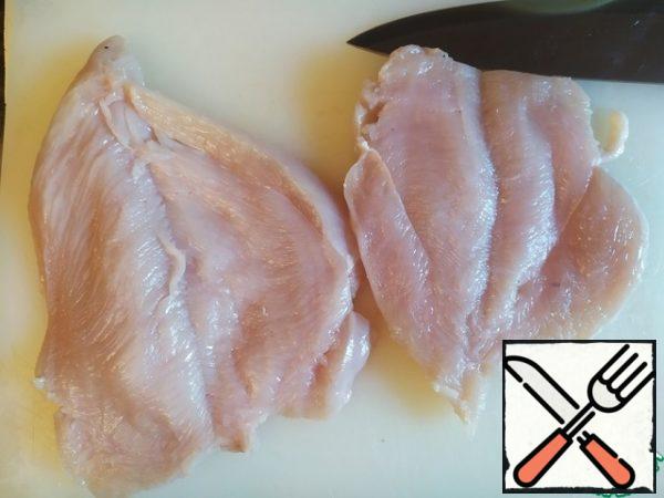 Cut the chicken breast lengthwise (not to the end), open it like a butterfly. Lightly beat off.