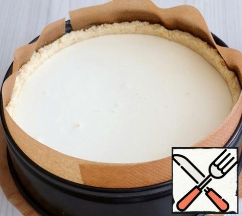 Then add the fill. Place the mold in a preheated 170-180C oven for baking. I would like to draw your attention to the fact that everyone chooses the temperature and baking time of the cheesecake independently, focusing on the capabilities of their oven. The cheesecake is ready when the middle shakes slightly when you push the shape with your hand.