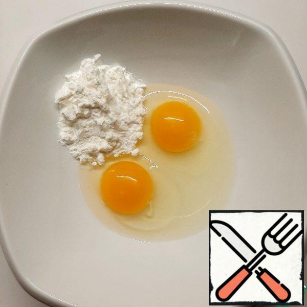 For the cream, mix the eggs with the starch. Heat the milk almost to a boil and pour a thin stream into the eggs with starch, stirring intensively. Cook until very thick semolina porridge. Stir constantly to avoid burning.