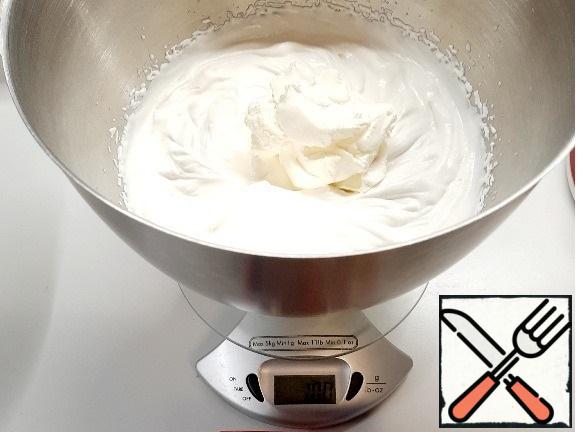 Beat the cooled cream with powdered sugar and vanilla sugar until stable peaks. Add the cold curd cheese and whisk. Mix the condensed milk and the custard component of the cream in portions.