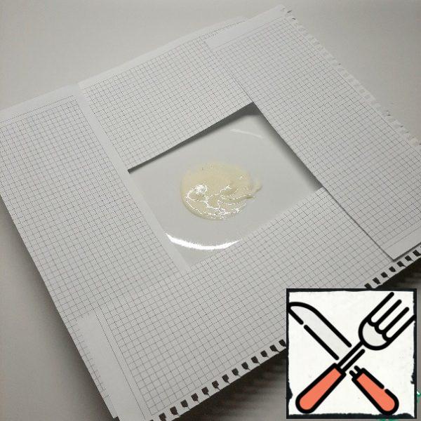 Shoot the dish with four strips of paper. In the center, put a little cream, so that the first cake does not slip.