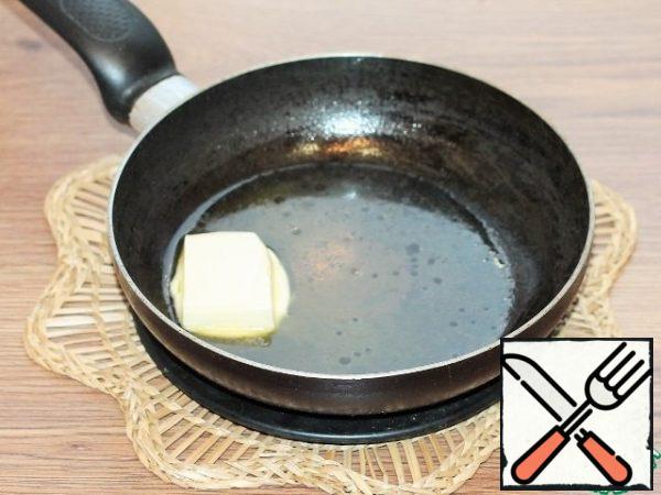 Preheat the oven to 180°C.
Prepare the bechamel sauce: melt the butter in a large frying pan.
