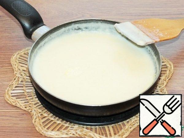 In small portions, pour the milk into the pan and, stirring constantly, heat over low heat until the flour is completely dissolved and the sauce becomes homogeneous.