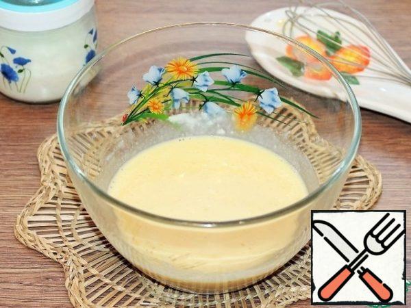 In small portions, add half of the bechamel sauce to the yolk mass. Add the remaining half of the sauce and put it in a jar.