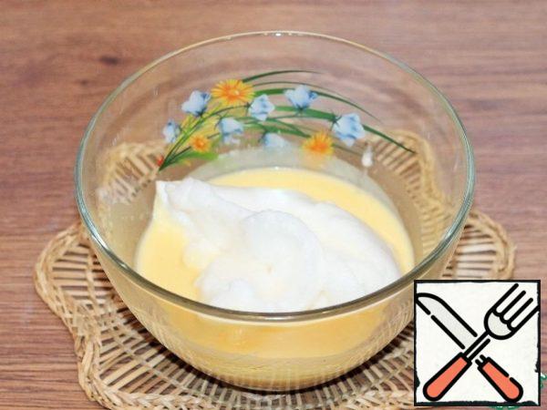 Grease the baking molds with butter and spread out the souffle, filling them with 2/3 of the volume. Bake in the preheated oven in hydro mode for 12-15 minutes.