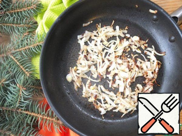Cut the onion into quarters and fry until golden brown.