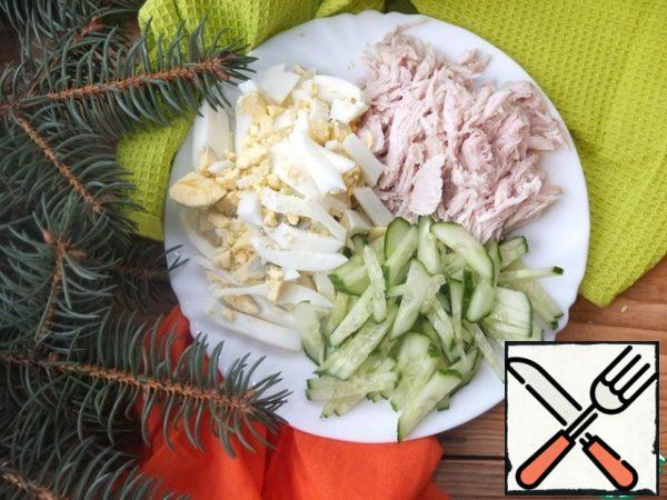 Cut the eggs, cucumber and chicken into strips.