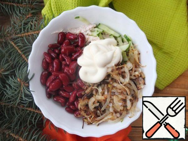 Mix the beans, fried onions, eggs, chicken and cucumber.
Salt, season with mayonnaise.
