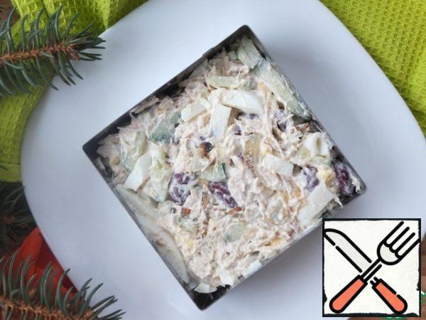 For a festive serving, you can serve the salad in a culinary frame or serve in one salad bowl.