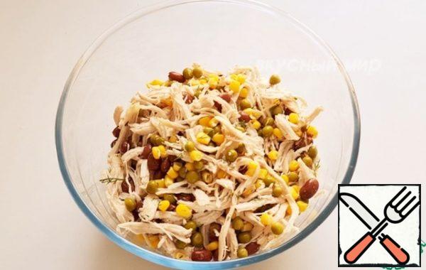 In a salad bowl, mix the chicken breast, peas, beans and corn. Add the herbs. Mix well. Put half of the salad in a separate bowl.