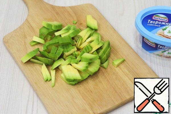 Peel the avocado, remove the stone, cut into pieces, sprinkle with lemon juice to avoid darkening.