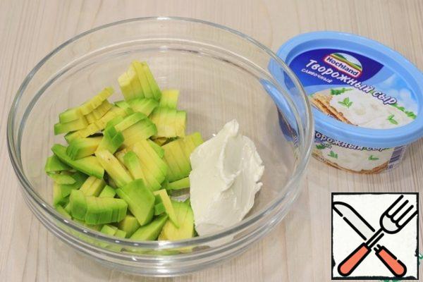 In a bowl, add chopped avocado, garlic passed through a garlic press (2 teeth), add salt and ground black pepper to taste, add cottage cheese (70 gr.). Punch the mixture with a blender leg until smooth and homogeneous.