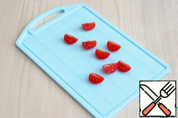 Cut the cherry tomatoes into slices.