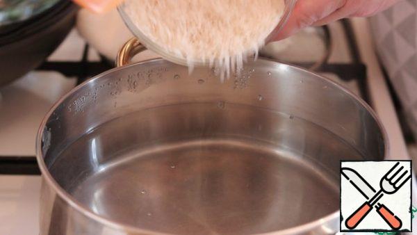 Pour the rice into the hot water.