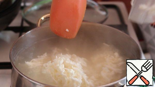 We rub the melted cheese on a grater and after 5 minutes we send it to the pan.