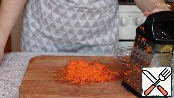 Carrots are cleaned and grated. After 2 minutes, we send the carrots to the pan.