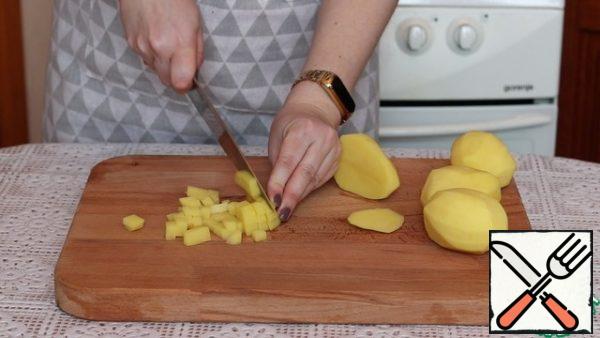 Potatoes are washed, cleaned, cut into small cubes. We also send it to the pot to cook.
