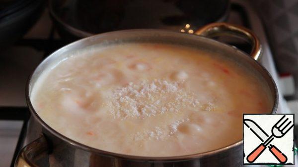 2 minutes before the potatoes are ready, salt the soup, pepper and sprinkle with chopped herbs.
When the soup is ready, turn off the stove and leave to infuse for 15 minutes.
Before serving, sprinkle the soup with bacon.

Bon appetit.
