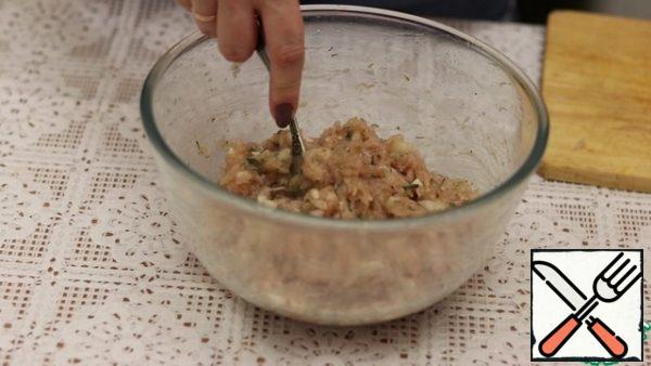Put the minced meat and onion in a bowl. garlic, salt, spices, dried dill and one egg. Mix everything thoroughly.