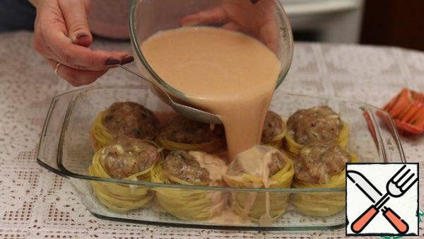 Prepare the sauce. In a bowl, pour 700 ml of water. Add tomato paste and sour cream. Mix everything thoroughly.