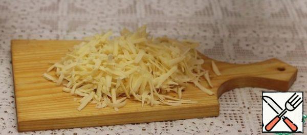 Grate the cheese and sprinkle the nests with grated cheese 10 minutes before cooking.