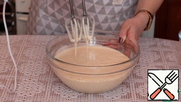 Next, we start adding 200 g of sugar. The egg mass should greatly increase in size and become thick.