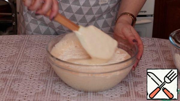 Then carefully add the flour mixed with baking powder to the egg mixture with a spatula. We mix with a spatula in one direction, so that the egg mixture does not fall in size.