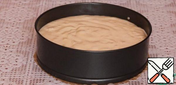 We cover the split form with baking paper and pour out the resulting dough. We send it to the preheated oven to 180 degrees for 35 - 40 minutes (we will look at it when ready).