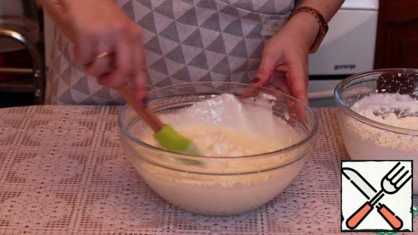 Prepare the cream.
1. In a bowl, put the sour cream, the remaining sugar and whisk until the sugar is completely dissolved.
2. Beat the cold cream until stable peaks.
3. Whipped cream is gradually introduced into the sour cream, and then put in the refrigerator. Until we need them.